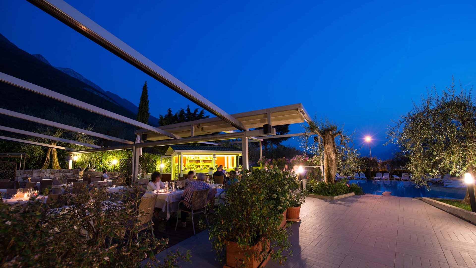 Wellness hotel sul Lago di Garda con piscina e terrazza